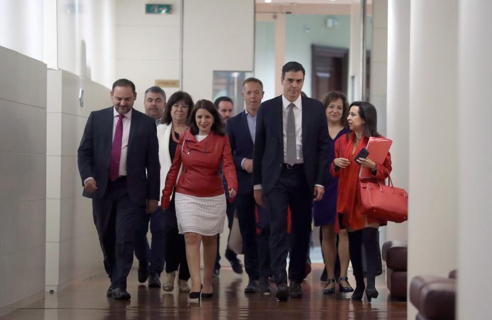 Pedro Sánchez (centro) y su equipo cercano de colaboradores antes de reunirse con los diputados del PSOE en el Congreso para explicar la moción de censura contra Rajoy, el 29 de mayo de 2018.