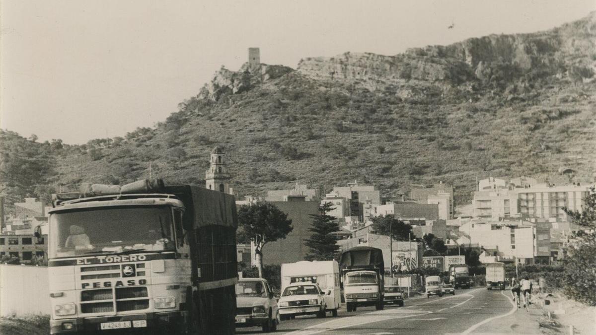 Imagen en blanco y negro de cuando la N-340 partía en dos el casco urbano de Almenara.