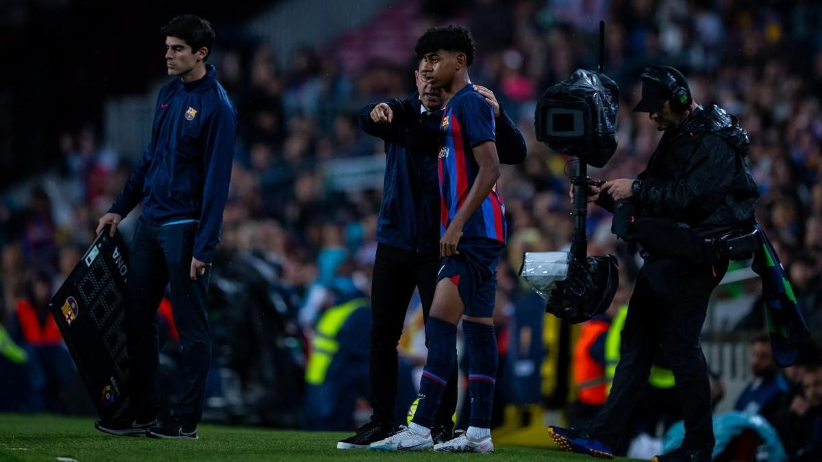 Xavi Hernández, junto a Lamine Yamal el día que debutó con el primer equipo del Barça