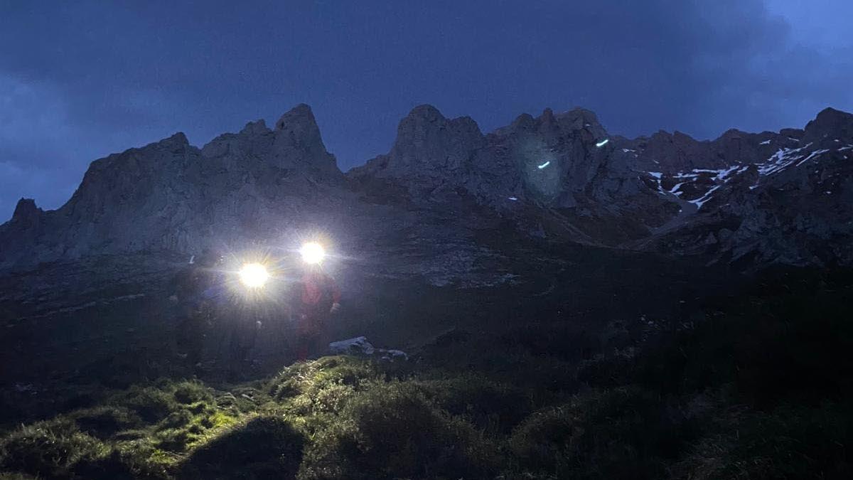 Un momento del rescate de dos montañeros en el Pico Valdominguero, en Cabrales.