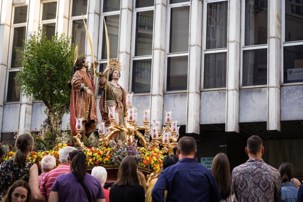 El trono con ambas imágenes ha salido del interior de la iglesia de los Mártires al ritmo de malagueñas y verdiales.