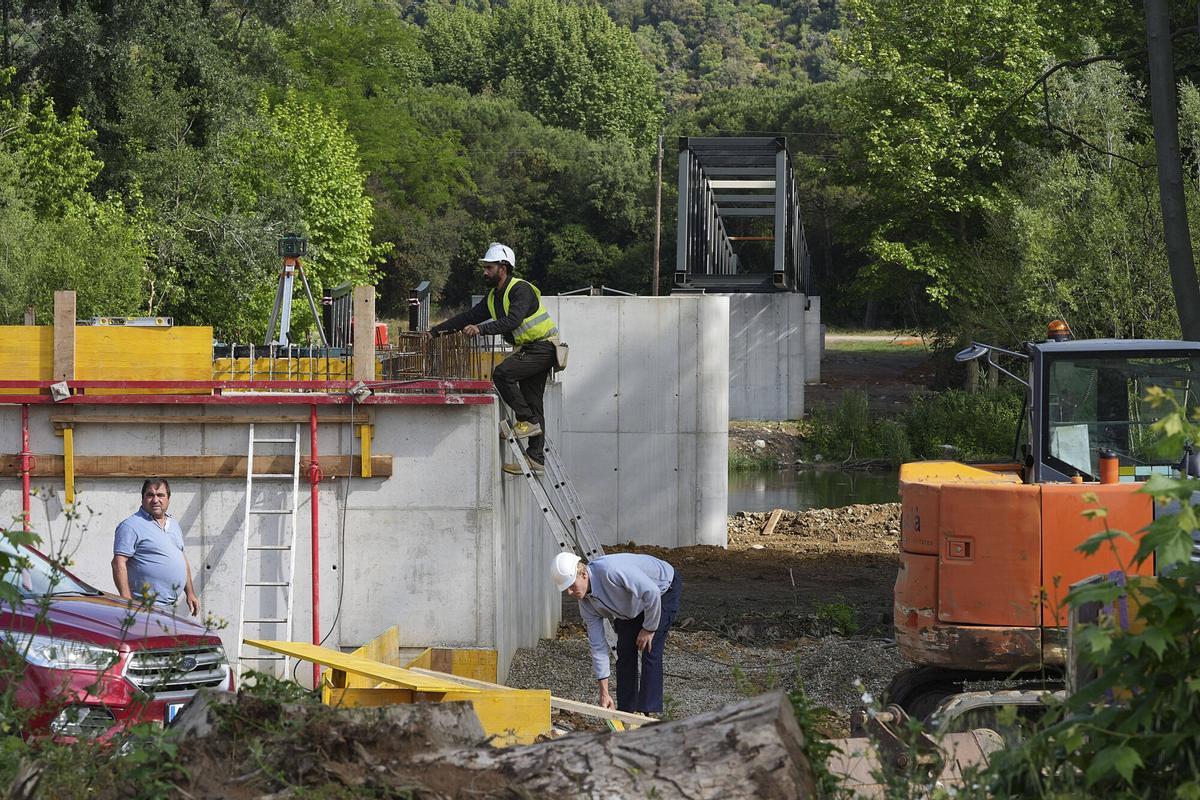 Les imatges de les obres de la passera per travessar el riu Ter al Gironès