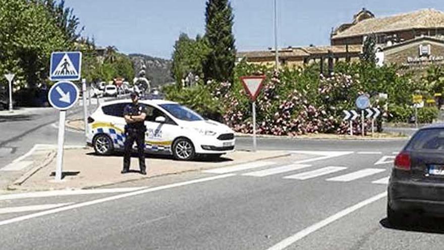 Un agente de la Policía Local de Sóller, ayer en un control.