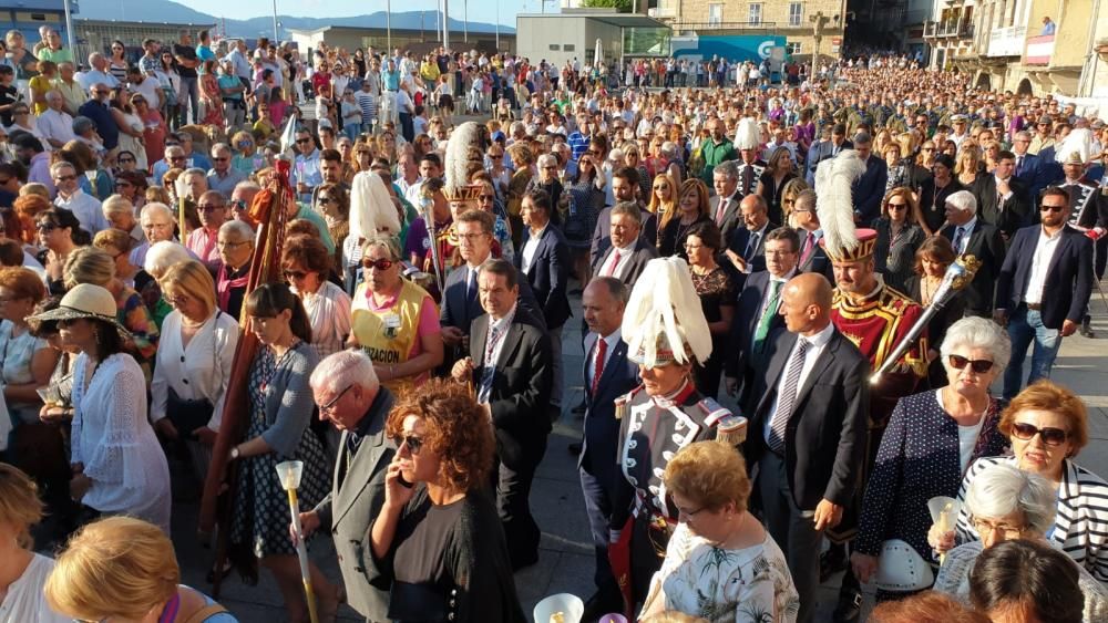 Miles de personas acompañan a la figura del Cristo de la Sal por el centro de la ciudad - Caballero y Feijóo, presentes en la cita