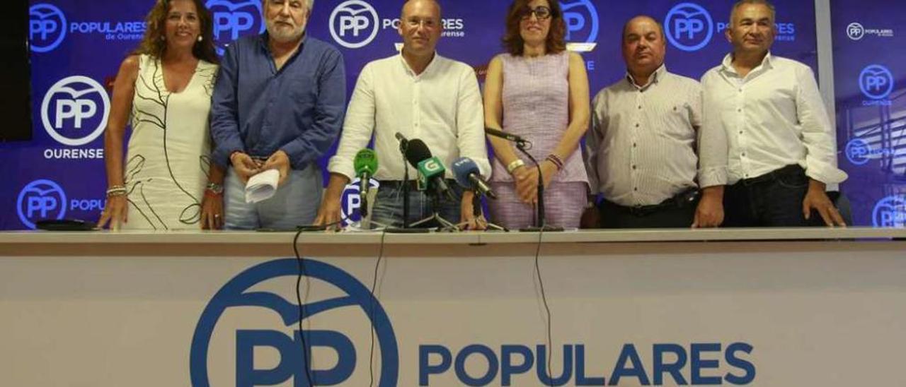 El secretario xeral del PPdeG, junto al presidente del Parlamento y diputados por Ourense. // Jesús Regal