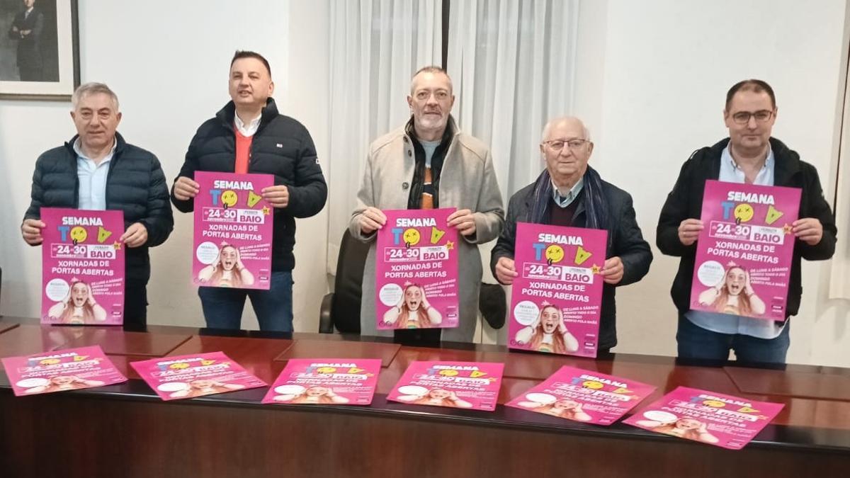 Manuel Martínez, esquerda, Julio Lema, Manuel Muíño, José Gabín y Manuel Montes, presentando Feirauto.