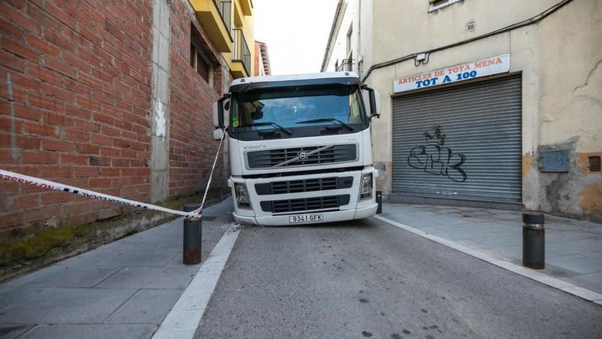 Un camió queda atrapat en un carrer de Santa Coloma en cedir part del paviment