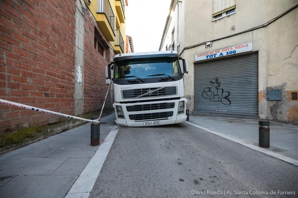 Un camió queda atrapat en un carrer de Santa Coloma en cedir part del paviment