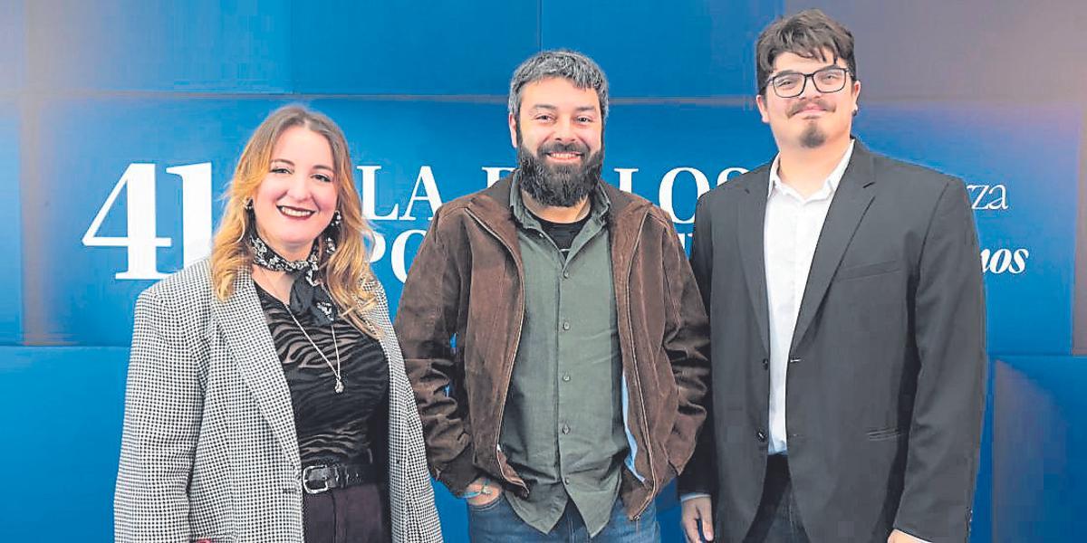 Los responsables de la sala de conciertos Euterpe en Sant Joan d’Alacant, Raquel Molina y Fran Boronado, que hicieron un hueco en su agenda para acudir a la gala de los «Importantes», fotografiados junto al redactor de Cultura de INFORMACIÓN Juan Fernández.