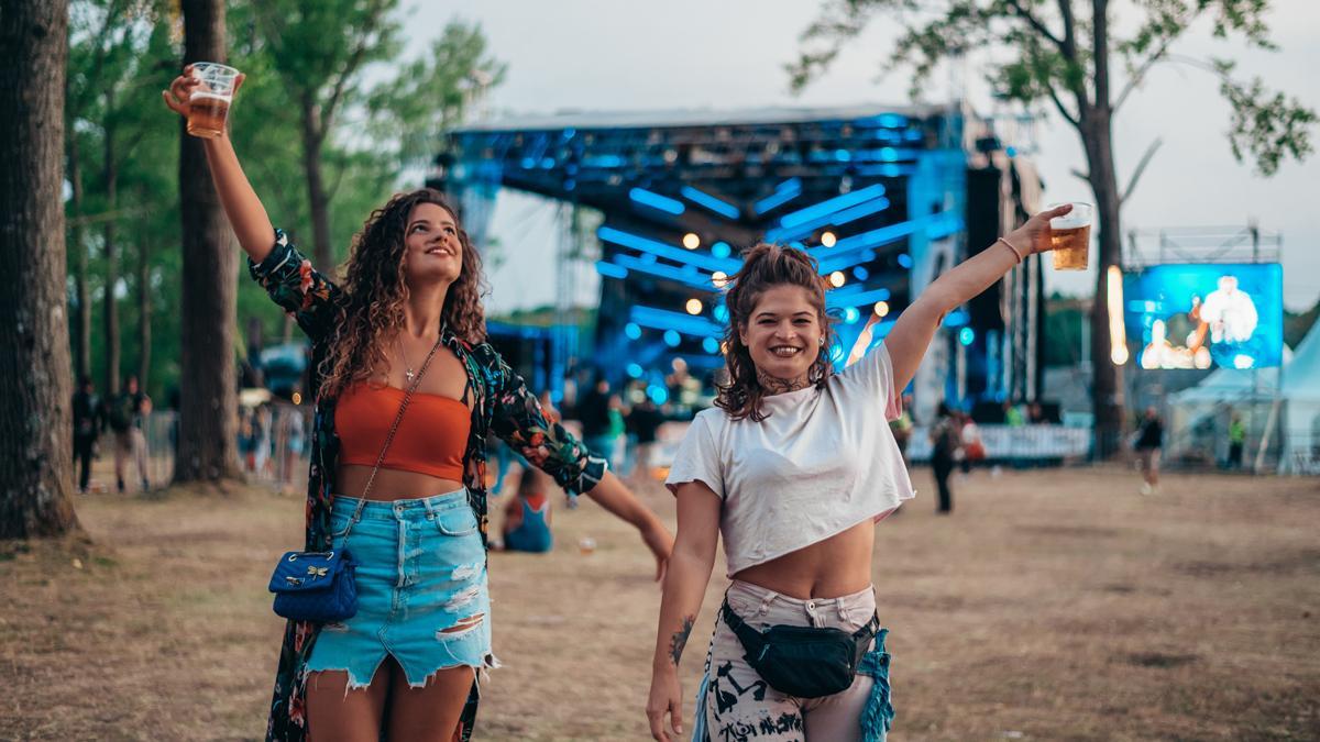 Dos chicas en un festival de música (Imagen Club de Estilo No Tocar)