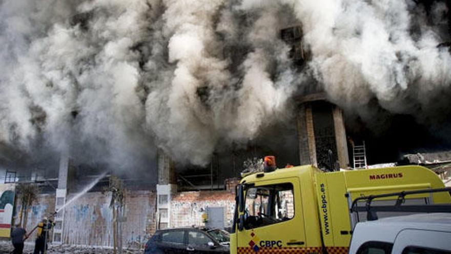 Desalojados un centenar de vecinos por un incendio en Cádiz.