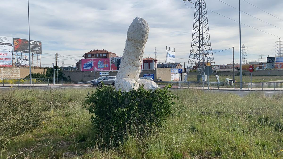 Esta estatua de un pene gigante escandaliza a toda la ciudad de León