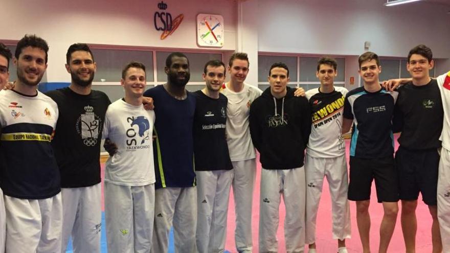 Componentes del equipo español de taekwondo junto al campeón mundial de 2013 Anthony Obame, en el centro.