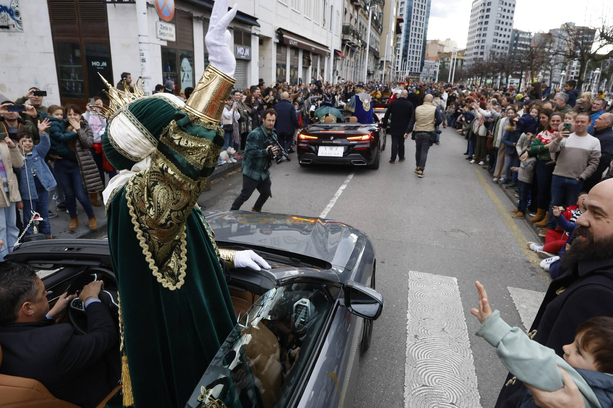En imágenes: Los Reyes Magos desembarcan en Gijón
