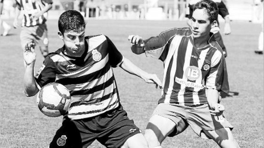 Una acció del duel que va enfrontar el juvenil A del Girona amb l&#039;Espanyol ara fa unes setmanes.