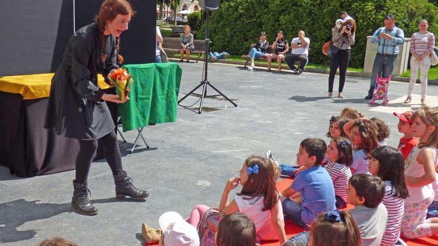 Raquel Queizás, con Mariquiña, ayer, en pleno espectáculo en la Pola.