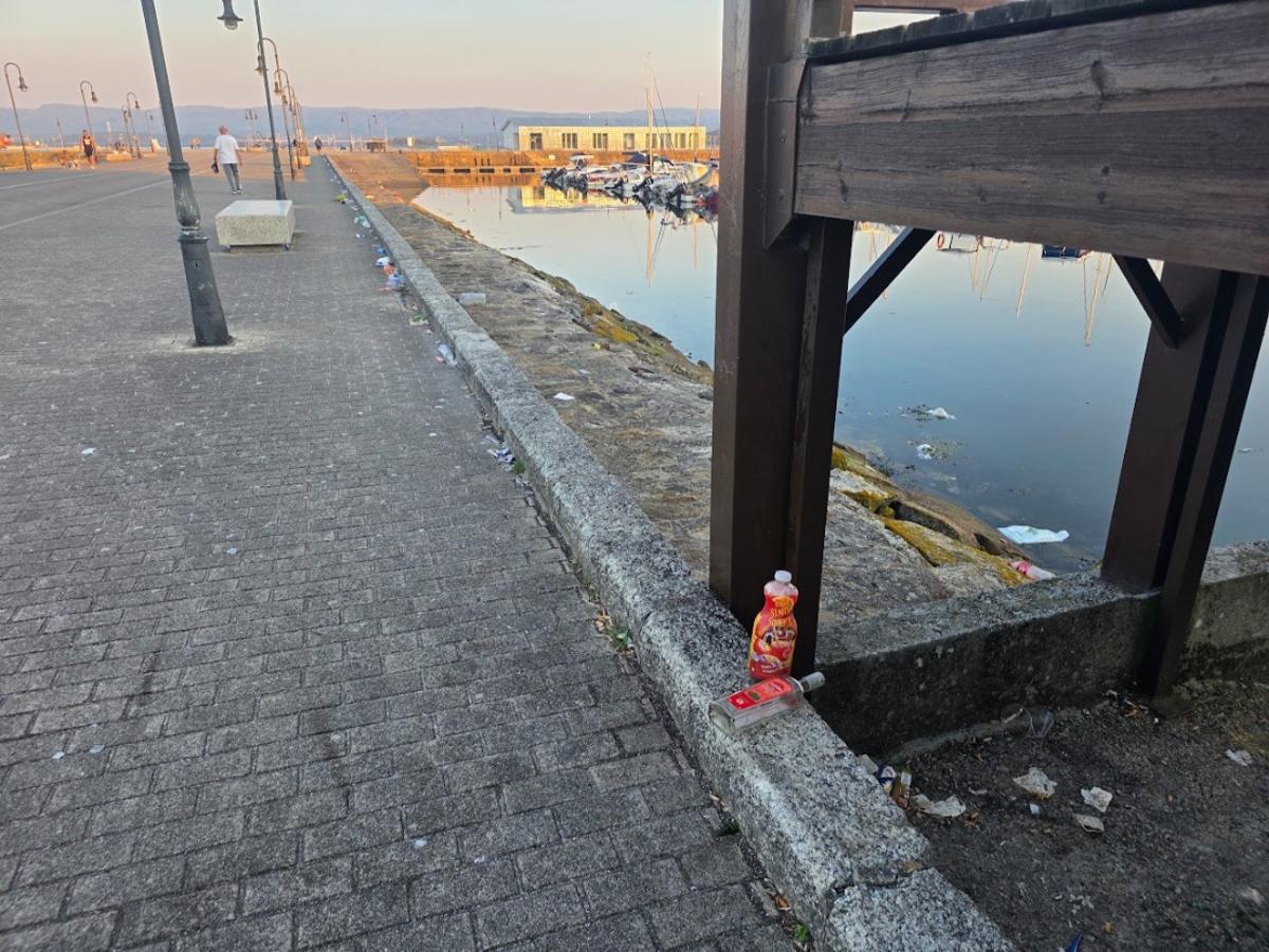 La basusa acumulada en la zona portuaria desde hace dos días. La basusa acumulada en la zona portuaria desde hace dos días.