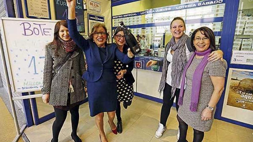 Teresa Méndez, de la administración del Centro Comercial Travesía, celebra el premio vendido. // Marta G. Brea