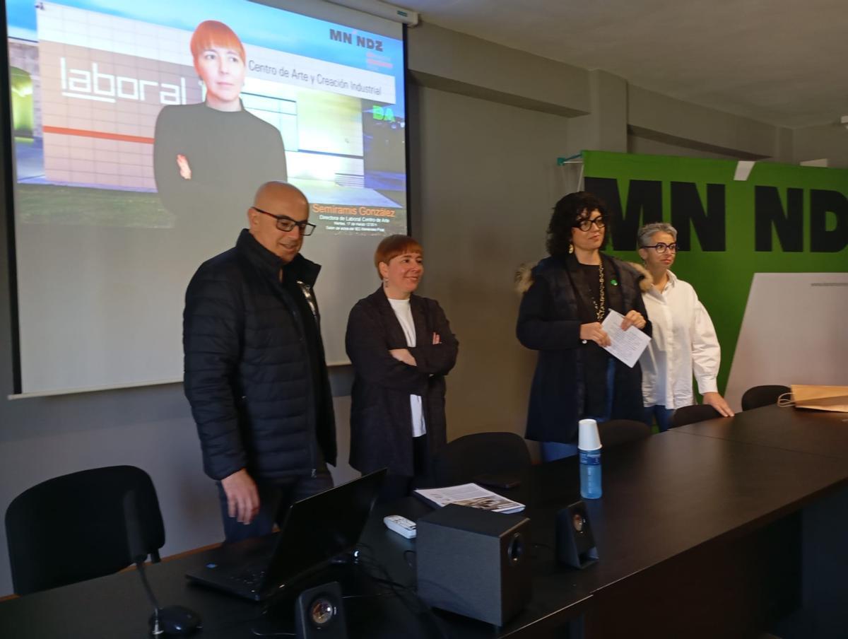 Por la izquierda, Carlos Suárez, Semíramis González, Elena González y Ana López, momentos antes del inicio de la charla.