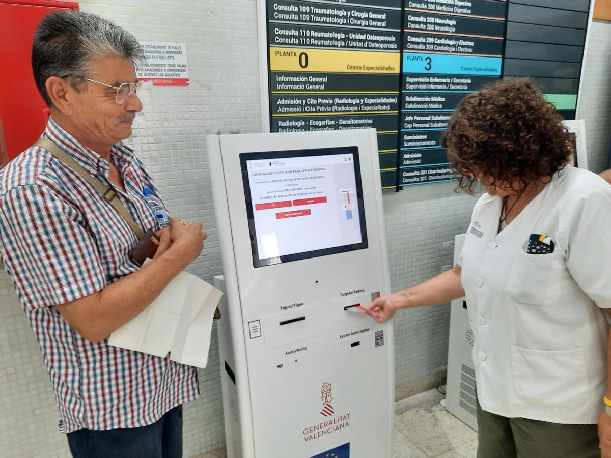 Un paciente coge turno en un centro de salud de Alicante