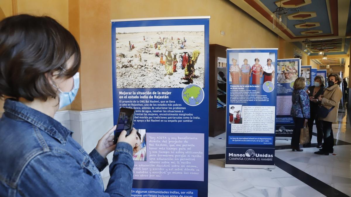 Exposición &#039;El Mundo en Femenino&#039; en el rectorado de la Universidad de Córdoba