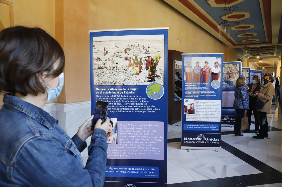 Exposición 'El Mundo en Femenino' en el rectorado de la Universidad de Córdoba