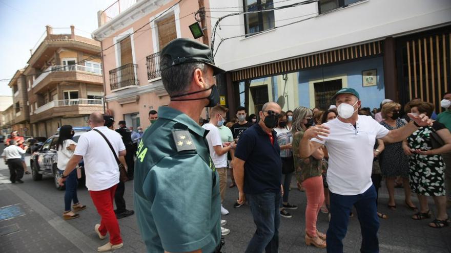 Vecinos se agolpan a las puertas del Ayuntamiento de Fortuna ante el cambio en la Alcaldía