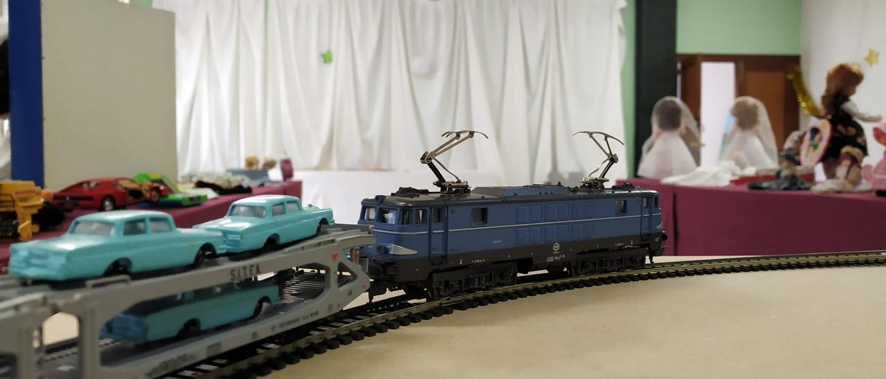 El tren eléctrico en la exposición de juguetes organizada por &quot;La Mayuela&quot;