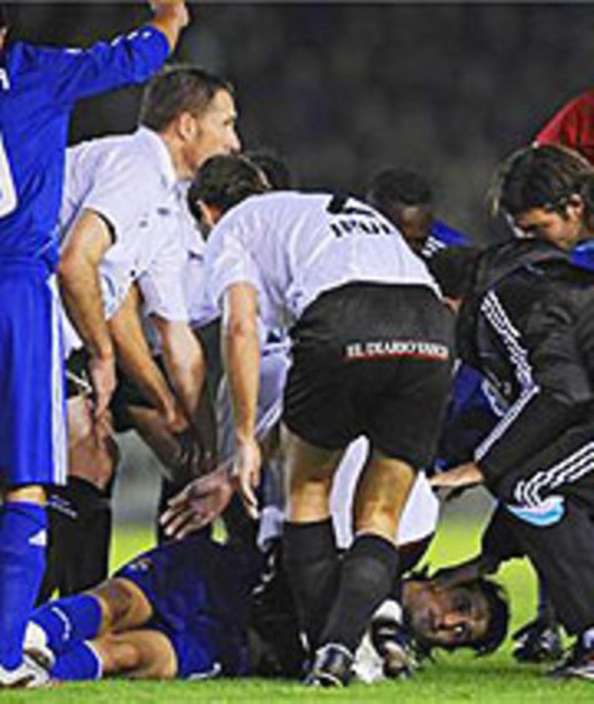 Diversos jugadors atenen De la Red, estès a terra, amb la mirada perduda. Diversos jugadors atenen De la Red, estès a terra, amb la mirada perduda.