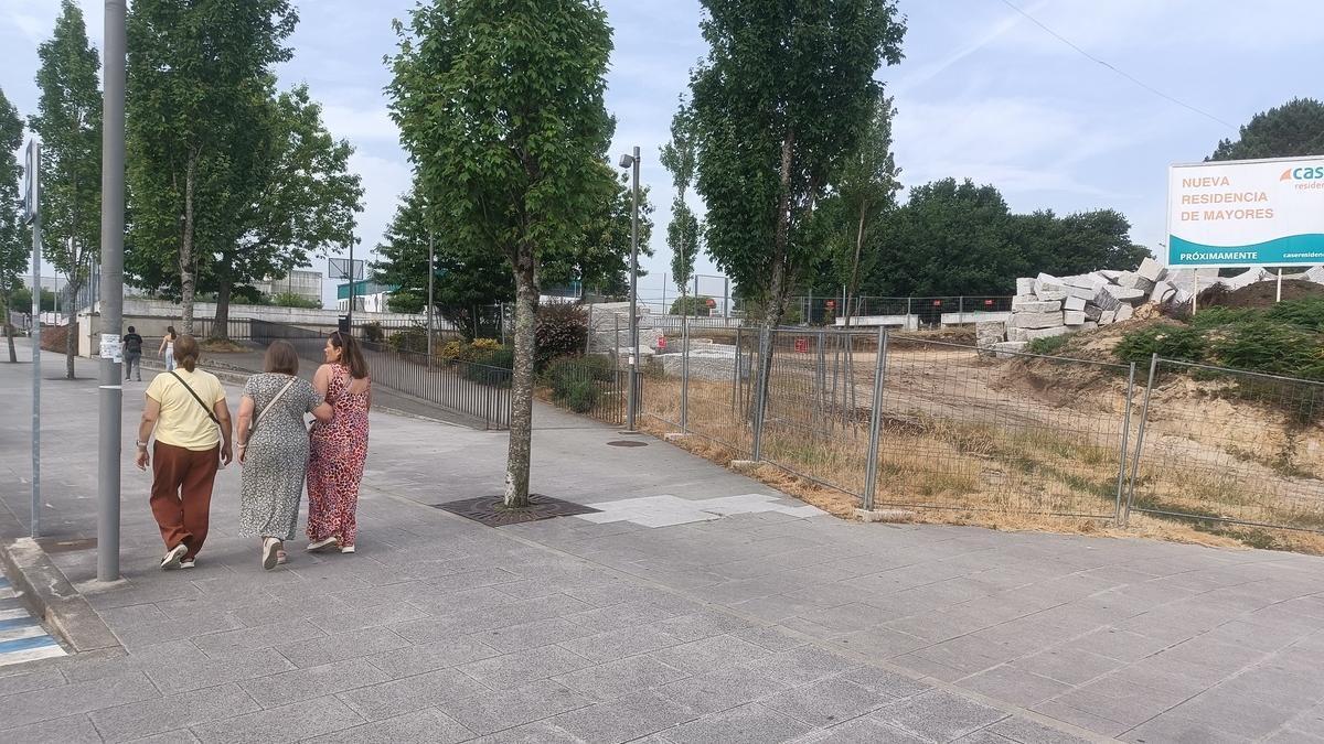 A la derecha, obras del acceso peatonal a las futuras viviendas públicas y al geriátrico que proyecta Caser en Milladoiro