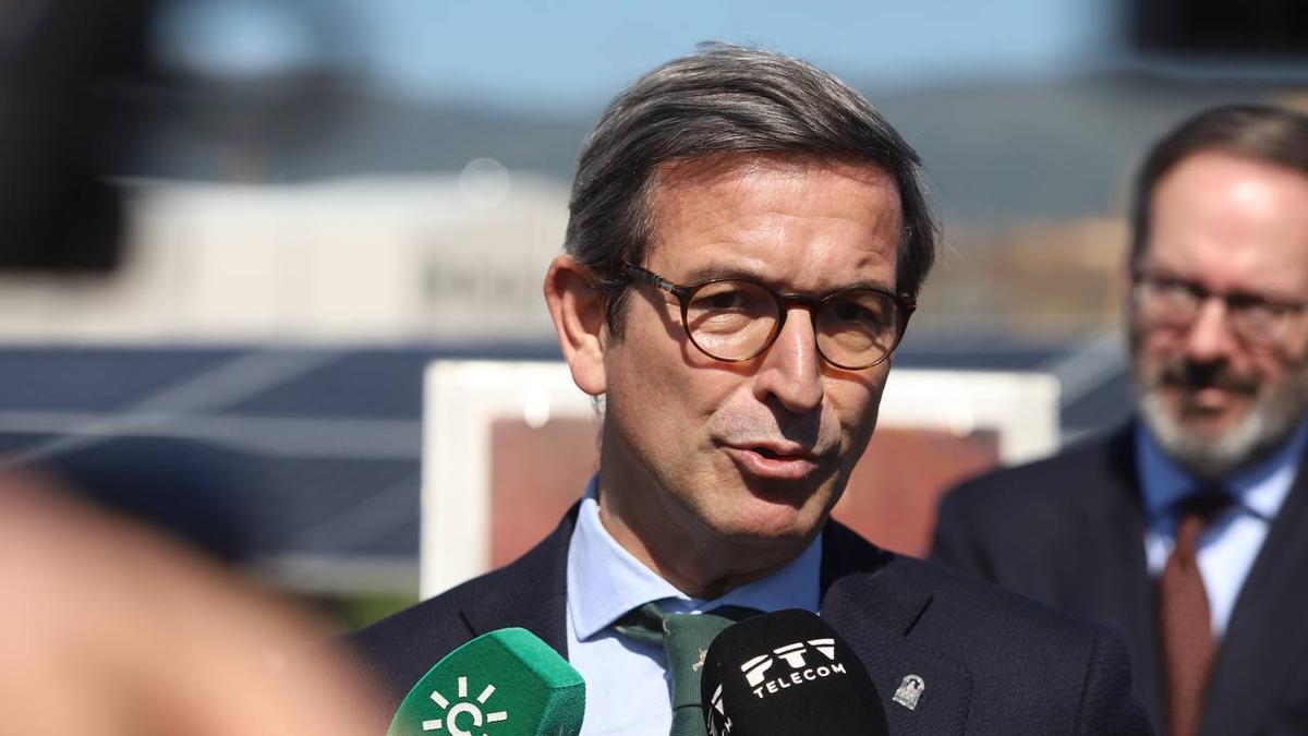 El consejero de Industria, Jorge Paradela, durante su atención a los medios en la visita a Cunext.