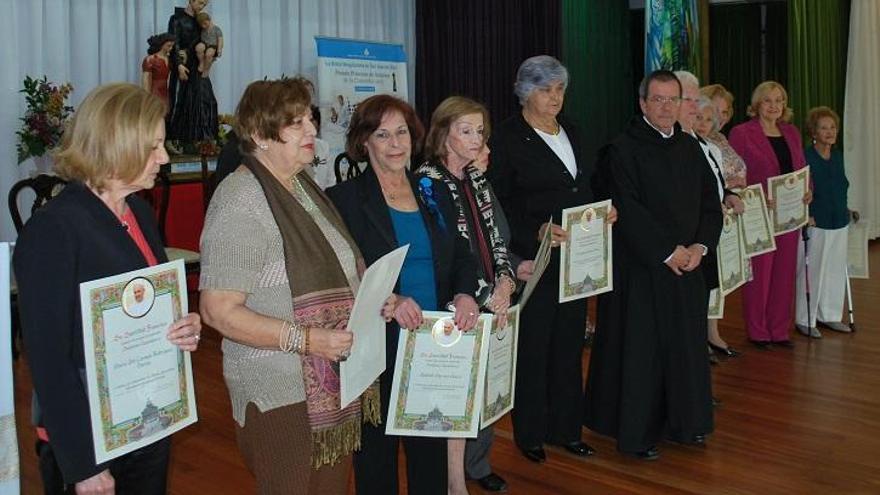 El superior de la Orden de San Juan de Dios, José Cárdenas, con las Damas Cooperadoras que recibieron este año la bendición del Papa.