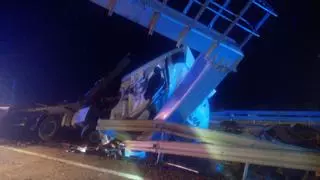 La A-68, cortada en ambos sentidos cerca de Zaragoza por un accidente con un camión