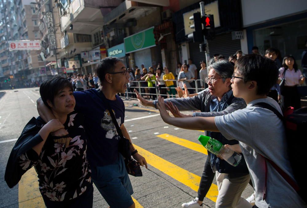La violencia marcó este lunes una intensa jornada de huelga convocada por el movimiento de protesta hongkonés.
