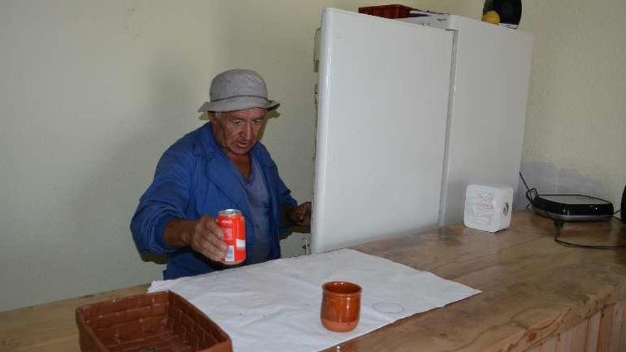 Servicio de un refresco y el vaso del dinero sobre el mostrador.