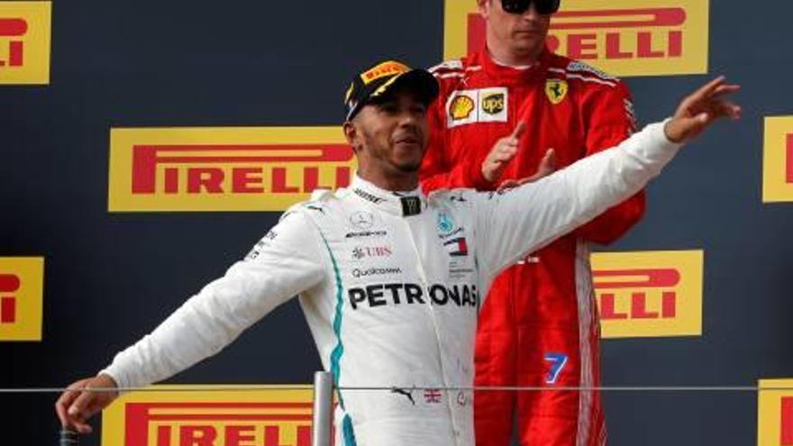 Hamilton celebra la victòria amb Raikkonen darrere seu