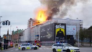 El fuego devora el edificio de la Bolsa de Copenhague