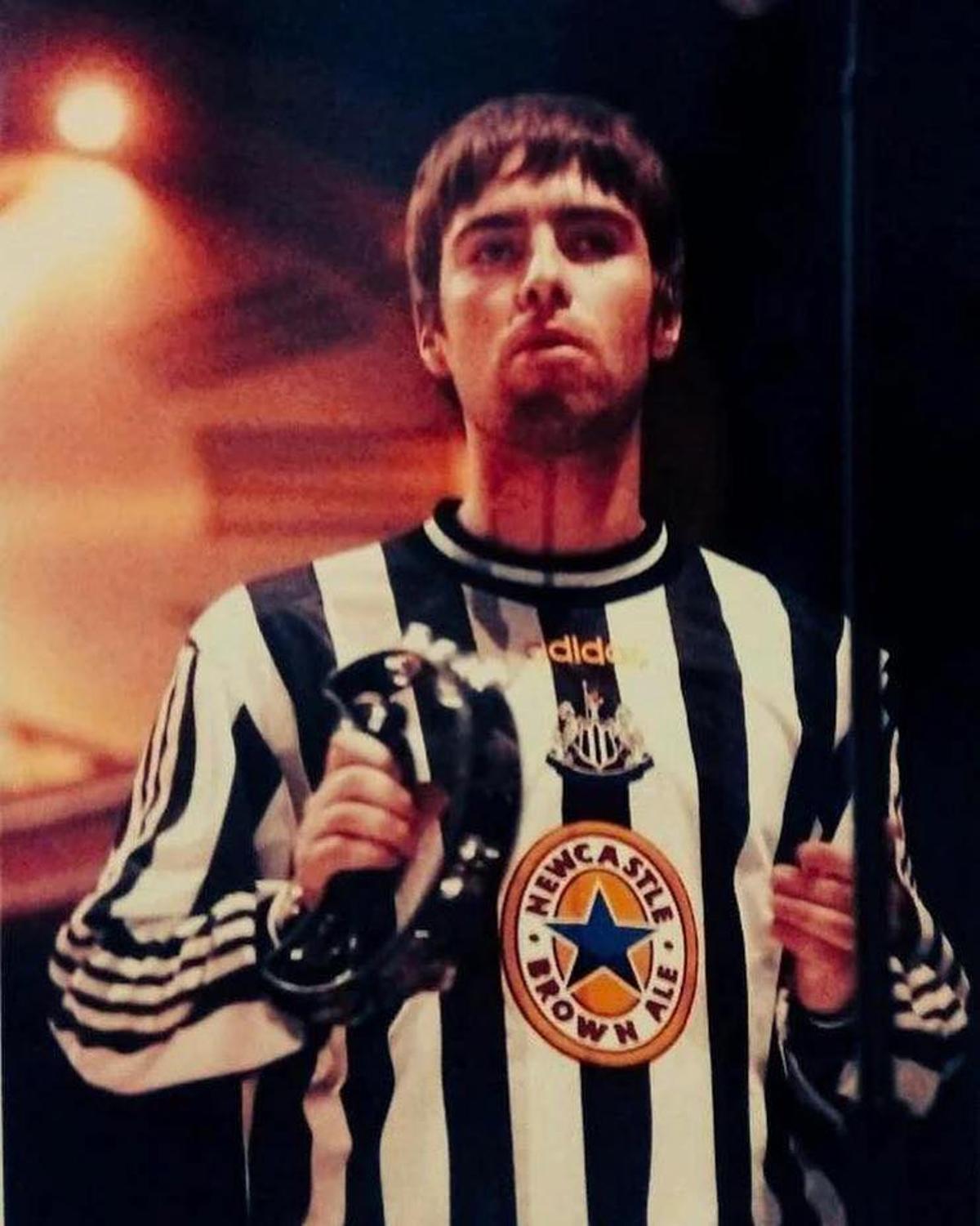 Liam Gallagher, con la camiseta del Newcastle tras la victoria de los magpies al Barça