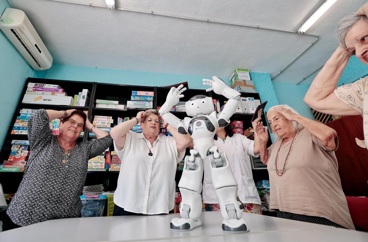 Acaymito y Estrellita, los robots que ayudan a animar a los mayores de La Laguna Acaymito y Estrellita, los robots que ayudan a animar a los mayores de La Laguna