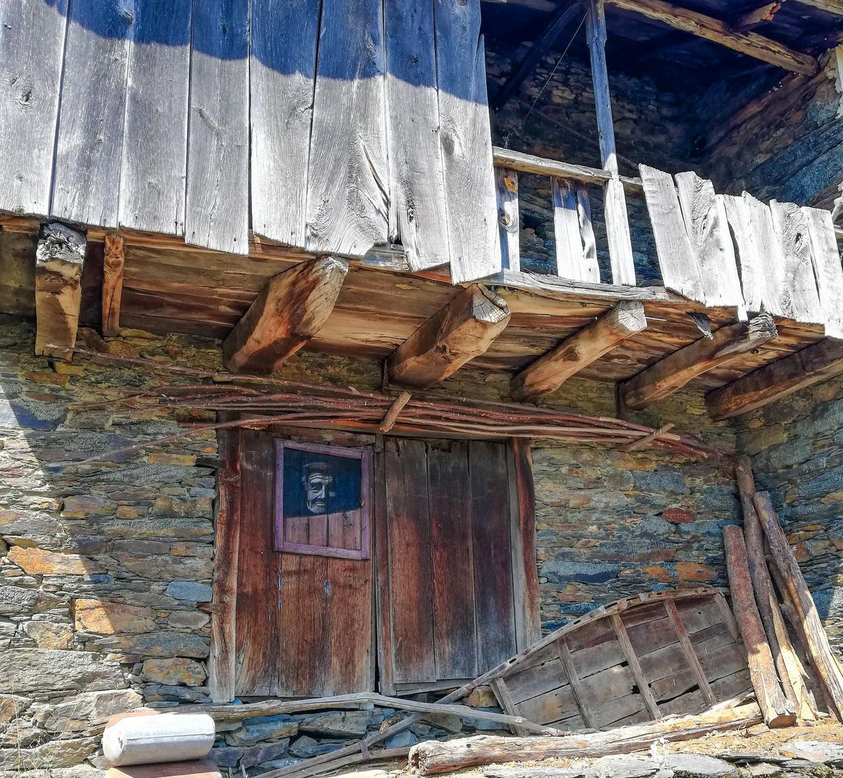 Otro de los vecinos, representado a la puerta de una cuadra.