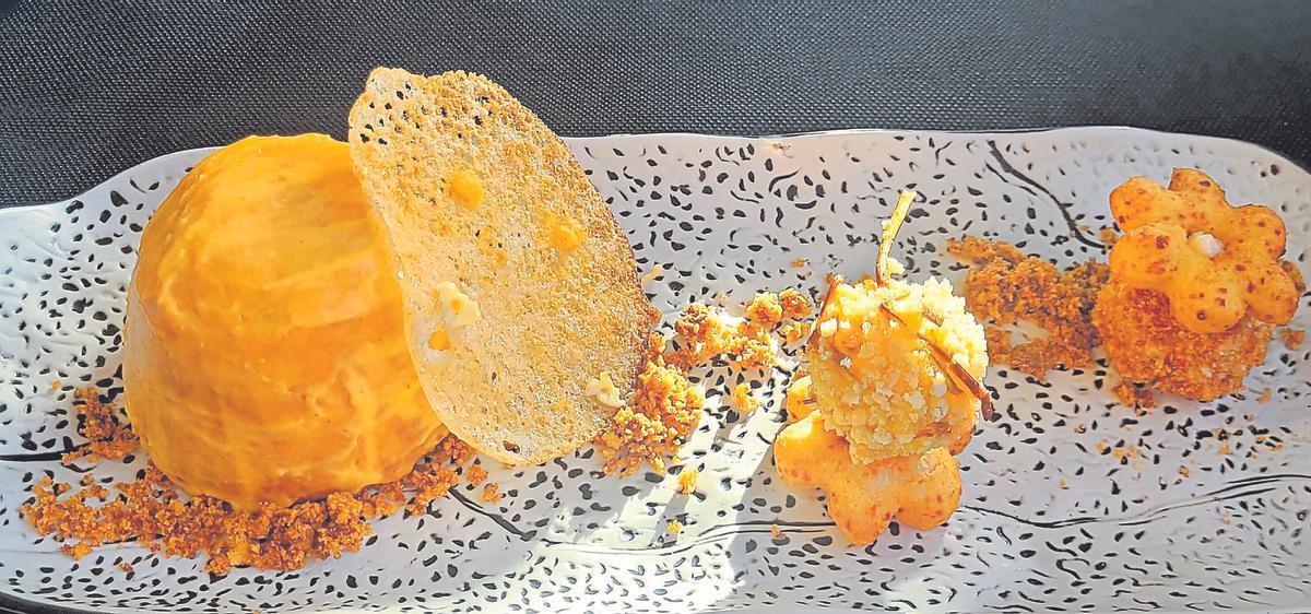 Espuma, lascas, chocolate blanco y crujiente de pan de maíz y pipas