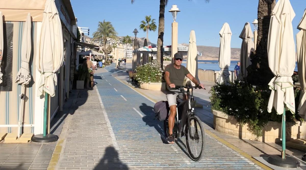 Carril bici del paseo marítimo del Mediterráneo que quiere eliminar el Ayuntamiento.