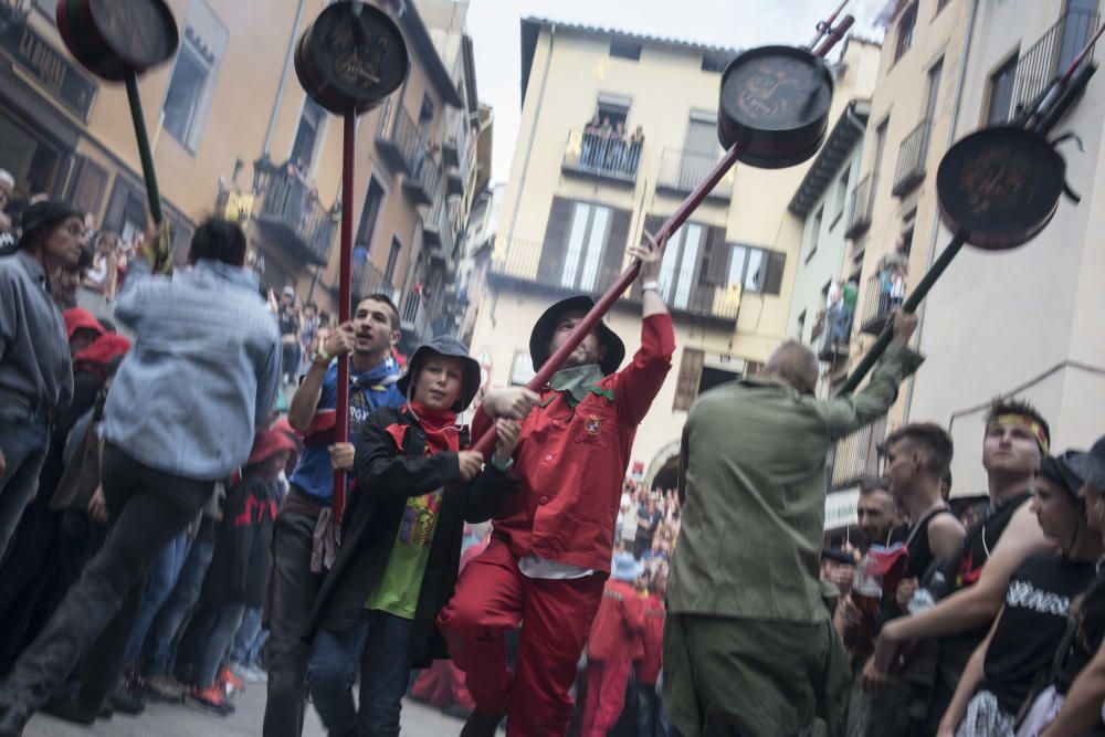 Berga estrena la Patum 2019 amb un passacarrers atapeït i calorós