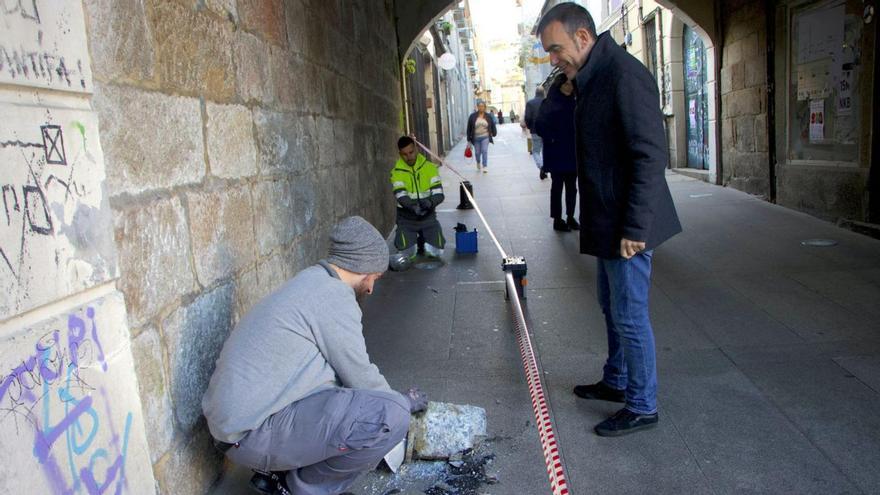 El concejal Xaquín Moreda visita las obras de mejora de iluminación.