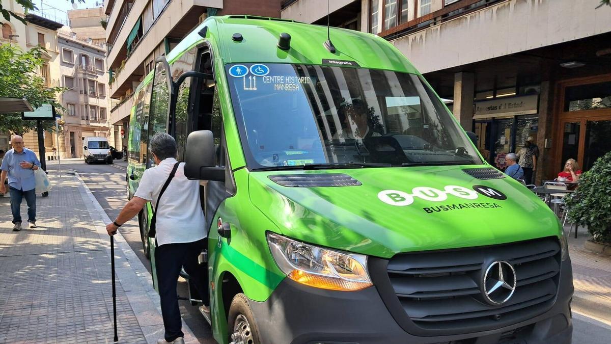 Una usuària del servei de minibús urbà de Manresa