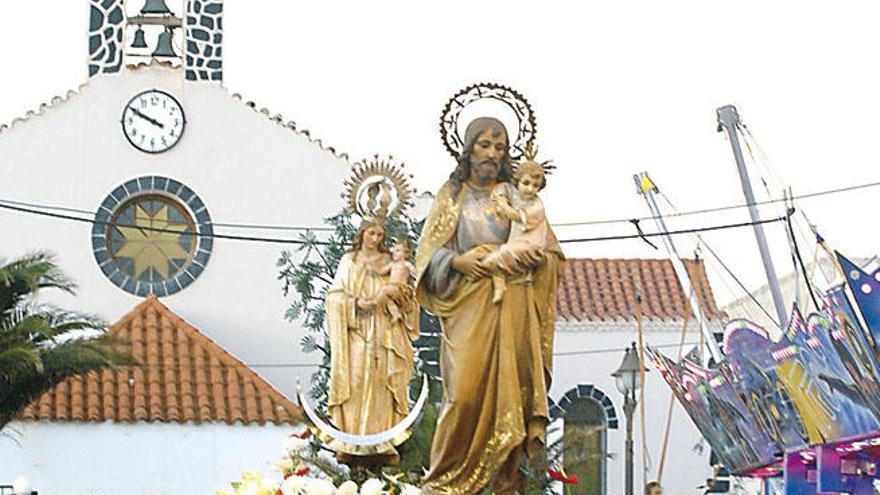 Procesión de la Virgen del Pino en Playa de Arinaga, ayer.