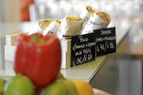14 Stationen mit kulinarischen Raffi nessen vereint der neue Streetfood-Markt Mercat 1930 am Paseo Marítimo.