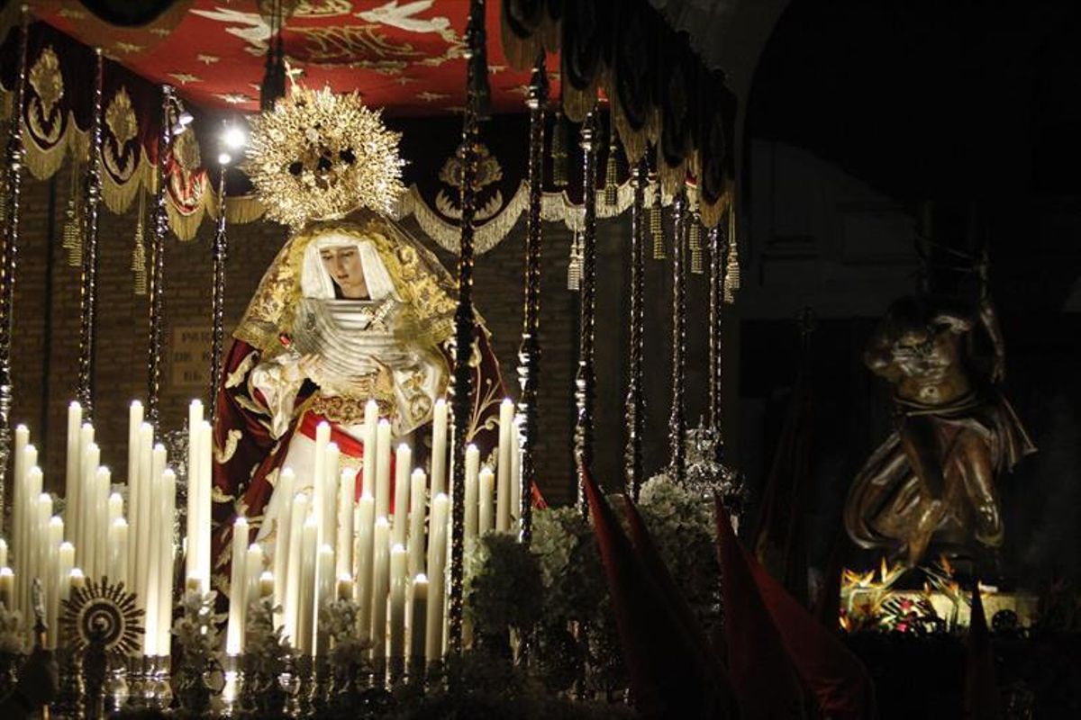 El luto de La Soledad ante el Cristo de la Cama marca el principio del fin