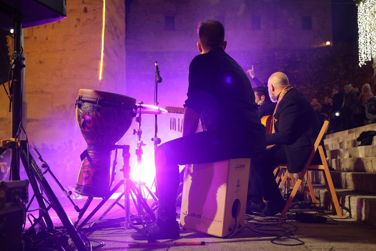 Fotogalería | Así ha sido la multitudinaria Zambombá flamenca en la plaza Mayor de Cáceres