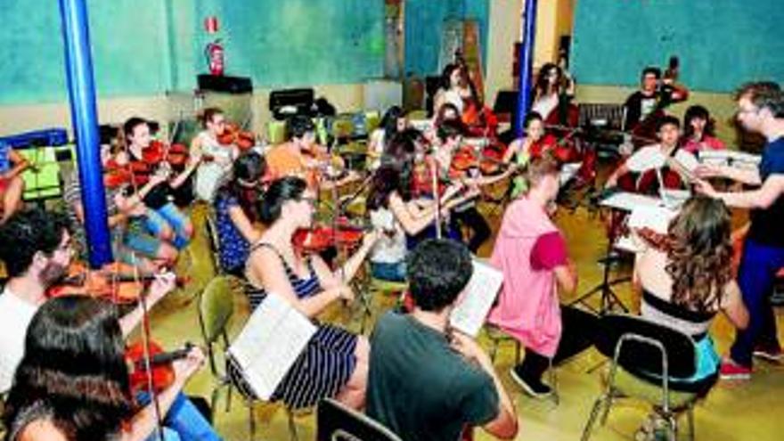 La universidad acoge a 63 músicos de la Orquesta Joven